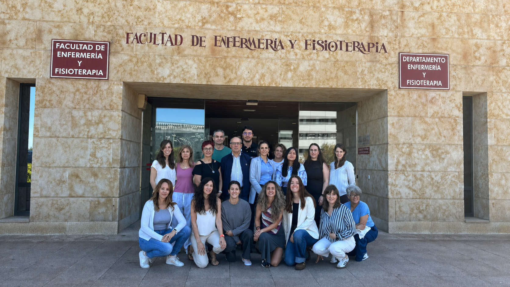Equipo promotor de las V Jornadas NeuroUsal ante la Facultad de Enfermería y Fisioterapia